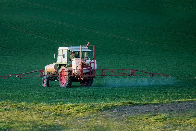 Datei:Pestizid Traktor.jpg