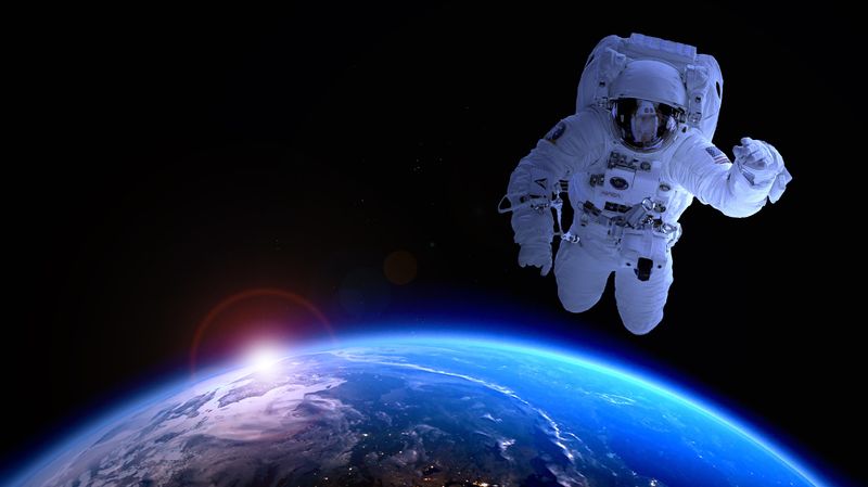 Datei:Bild Astronaut über Erde.jpg