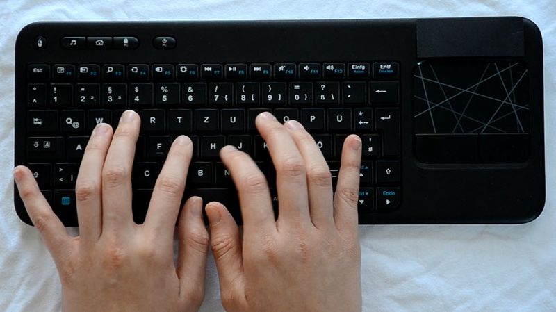 Datei:Hände beim Tastaturschreiben.jpg